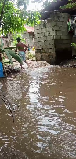 MIRA||| Ya man overflow ya el agua na rio y ya entra na maga caserias na Purok 9 Tugbungan amediante el fuerte aguasero ya experiencia desdel enantes madrogada. #tatakrmn #videochelsea | RMN Zamboanga