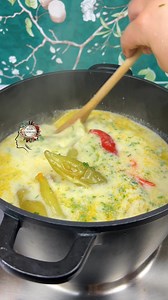 Ciorba de ardei umpluti si smantana. Reteta 🌸spate de gaina 🌸piept de pui 2 🌸4-5 pulpe de pui dezosate 🌸2 maini mici de orez 🌸sare cimbru piper patrunjel 🌸2-3 cepe 🌸ceapa verde 🌸praz 🌸telina 🌸pastarnac 🌸morcovi 🌸200 gr rosii 🌸300 gr smantana 🌸2 galbenusuri de ou 🌸ardei kapia | Ella Cooking