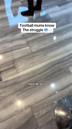 This changing robe / coat will keep us football mums warm during all this freezing weather 🥶 It’s waterproof, windproof and fleece lined. Even the pockets an hood is fleece lined 😍 Wearing xs/s #footballmum #waterproofcoat #wintercoat #raincoat