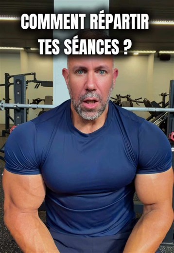 LE MEILLEUR SPLIT ? Comment répartir tes groupes musculaires dans la semaine ? Il existe énormément de possibilités. Dos/biceps, pecs/triceps, pecs/biceps, dos/triceps… Je t’explique ce que je préfère et pourquoi. Quand tu fais le dos, tes biceps travaillent déjà. Même chose pour les triceps avec les pectoraux. Si les bras sont une priorité, je préfère donc inverser les associations pour les travailler plus frais. Sur 4 séances, voilà un split que je trouve intéressant : Jour 1 : Pectoraux / bic