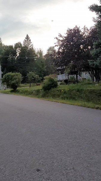 @Vince54 E.T téléphone maison 🤣🤣🤣🤣#E.T #tellephone #maison #house #ovni #fyp #laurentides #riviererouge #ete #tiktok #fypシ #viral