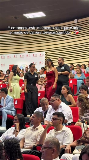 She f*cking did it 👩🏽‍🎓✨ #graduation #graduate #graduacion #comunicadorasocialyperiodista