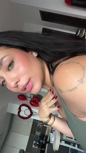 ‏Know how to use your weapons ladies ✨