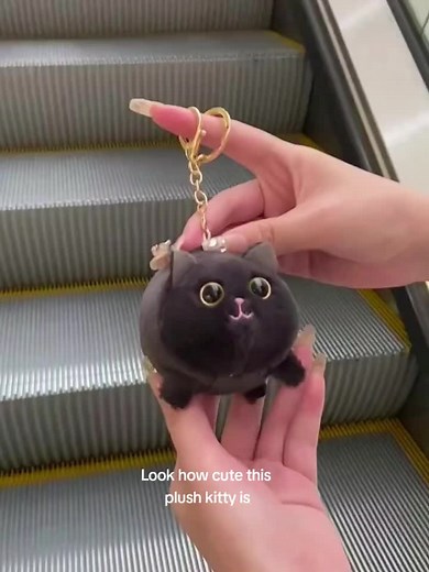 Plush kitty keychain charm with spinning tail #keychainlove #catdecorations #keychaincharms #keychainaccessory