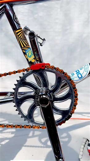 This is how to customise you bmx bike Chan with chrome links. These links come in many colors and used orange, black and white links aswell to match the stickers of my 1985 CW Racing California Freestyle bmx bike.#bmx