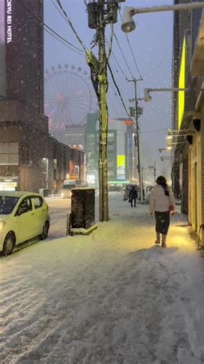 Im wearing 3 layers of heat tech warmers and 1 puffer jacket😭 ang lamig sa Sapporo😭