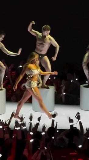 Tate McRae brings the heat with her VMAs debut 🔥 🎤 Reposting the clip thanks to our beauty @haleyybaylee #TateMcRae #VMAs | BASIC