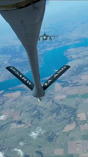 Iowa Air National Guard KC-135 سے F-16 mid-air ری فیولنگ – 1 مئی 2026