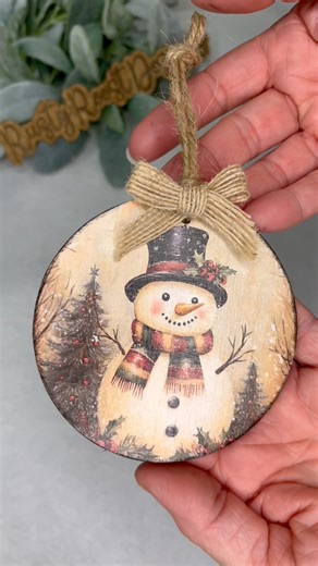 55K views · 478 reactions | This DIY snowman ornament is so easy to make! I used a 3.5” wood round and you can grab the free printable in the comments! Happy crafting!  #holidaycrafting #SnowmanOrnament #diyinspo | Rusty Roost Designs | Facebook