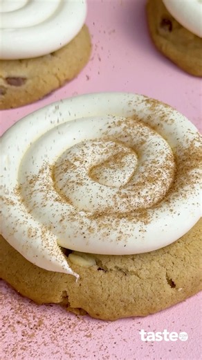 Cinnamon roll cheesecake cookies