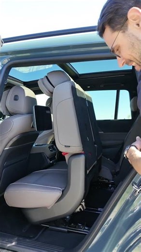 💡😮 Clever engineering to fold the 2nd seat row of the Mercedes GLS!