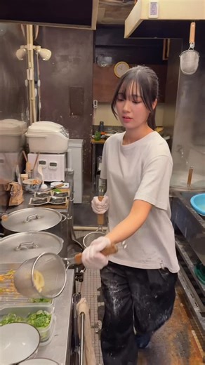 ゆむけんグルメ（福岡・全国グルメ） on Instagram: "父のうどん屋で元気に働く23歳の看板娘🇯🇵 【手打ちうどん ごだいさん】 SNSで話題の手打ちうどん専門店！ 心も体も温まる優しい出汁ともちもちの麺が 美味しくてご飯系の鉄火めしやえび天も人気！ 看板娘のあのんちゃんは看護師を辞めて 父のお店のお手伝いに全集中！ どんなに忙しくても笑顔で接客する姿に感動！ 働きすぎず体に気をつけて頑張ってほしい！ 右腕の包帯は調理中に火傷をしたらしい…😱 今は治ってるみたいなのでまた食べに行かねばならぬ！ うどん好き必見！おすすめ！ 📍岐阜県岐阜市神田町3-12-2 🚃岐阜駅から徒歩15分 ⏰11:00〜26:00 🅿️近くの有料パーキング 🗓️年中無休 #岐阜グルメ #うどん #japanesefood"