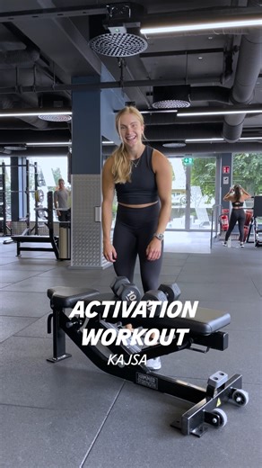 SATS Sverige on Instagram: "ACTIVATION WORKOUT 🏋️‍♀️ Jobbar du mycket framför datorn? 💻 Då ska du inte missa detta pass som stärker kroppen och bidrar till bättre hållning! Ett riktigt bra upplägg med fokus på musklerna kring core, rygg, axlar och glutes 💪 ÖVNINGAR 🔹 DB goblet squat — 3 x 10–15 reps 🔹 DB seated shoulder press — 3 x 10–15 reps 🔹 Pull-aparts med band — 3 x 10–15 reps 🔹 DB bent over row — 3 x 10–15 reps 🔹 Shoulder taps — 3 x 10–15 reps 🔹 Banded face pulls — 3 x 10–15 reps 
