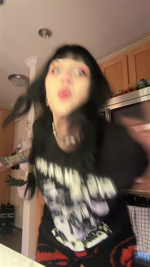 Els (@ac1dcakess)’s video of jet breaks sound barrier over boat crowd