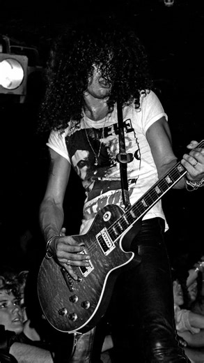 Um dos shows mais históricos do Guns N’ Roses! 🤘🎸 Paris, 1992, ao som de ‘Sweet Child O’ Mine’. ⚡️🤩 #102ponto3 #gunsnroses | 102.3 FM