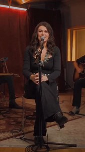 The first Acoustic Session from the Mae Estes EP is heeeeere just in time for Christmas 🎅🏼 This is my ultimate favorite way to make music. Two of the most innately talented musicians I know doing whatever they feel, and singing my heart out without worrying about getting it perfect. That’s how you find the real magic. I’m so proud of this EP and these songs (and the special surprises we tacked on to this acoustic session 🤫) and can’t wait for you to see them ALL! Thanks to @dobrojosh @n8_greg
