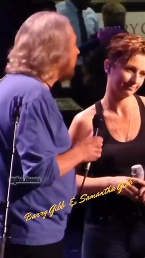 D Sanz Ginno on Instagram: "Barry Gibb cantó un dueto con su sobrina, Samantha Gibb (hija de Maurice Gibb), durante su gira "Mythology Tour" en 2014, en Filadelfia. Juntos interpretaron canciones como "How Can You Mend a Broken Heart" y "Run to Me", en un emotivo homenaje al padre de Samantha y hermano de Barry, Maurice. El concierto tuvo lugar el 19 de mayo de 2014 en el Wells Fargo Center de Filadelfia. #tumejorepoca #musica #oldies #oldiesmusic"