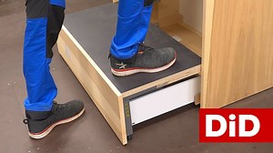 918. Duża szafa do sypialni - Space Step BLUM. Prace nad naszą szafą rozpoczniemy od samego dołu. To postanowiłem umieścić nowe rozwiązanie firmy Blum o nazwie Space Step. Jest to Podest i szuflada w jednym. Pozwoli mi to sięgnąć na samą górę szafy oraz wykorzystać jej najniższą część. Jak mi poszło? Zobaczcie sami. Zapraszamy na film! Link do Space Step Blum: http://bit.ly/35t1IQG Nowe filmy Domidrewno w każdą środę, piątek i niedzielę o godzinie 17.00. ➤ Zapraszamy do subskrypcji DiD: https://