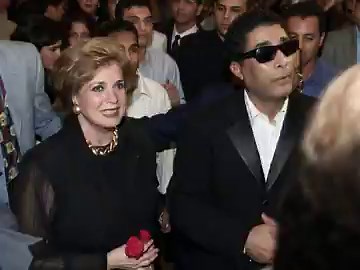 أحمد زكي في 19 يونيو 2001 يصطحب جيهان السادات، زوجة الرئيس المصري الراحل أنور السادات، إلى قاعة السينما لحضور عرض فيلم أيام السادات