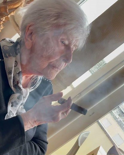 Granny smokes cigar 👵🏻💨
