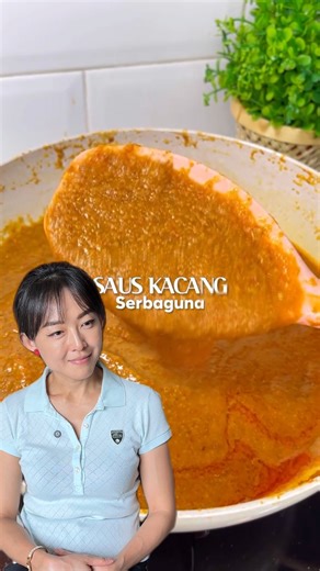 Natasya Limano on Instagram: "Sering muncul logika begini: “kacang itu sehat, berarti saus kacang aman buat diet.” Masuk akal sih, tapi ada bagian yang sering kelewat 😊 Kacang memang bahan yang baik. Tapi semua produk kacang itu padat kalori. Saat diet, ruang kalori kita terbatas. Saus kacang sedikit saja bisa “habis jatah”, sementara perut masih belum terasa kenyang. Makanya buat orang yang butuh kalori besar—kayak binaragawan— kacang justru membantu, karena praktis dan kalorinya tinggi. Jadi