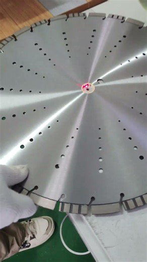 Diamond saw blade for cutting asphalt and concrete.#cuttingdisc #diamondsawblade #stonecuttingblade