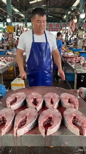 Masterful Fish Butchery: Expert Large Fish Slicing Skills in Wet Market