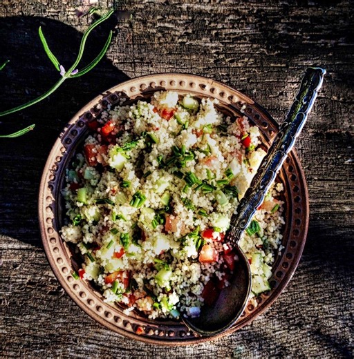 Sałatki. Tabbouleh, czyli libańska niezwykle aromatyczna sałatka z kaszy kuskus lub  bulgur [PRZEPIS]