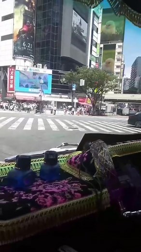 昨日デコトラで先輩とスクランブル交差点通ってきた 東京の車線多すぎるし道狭いし信号めちゃくちゃ多いけんばり遠く感じた スクランブル交差点人多すぎ #茨城 #05 #06 #東京 #スクランブル交差点 #人混み苦手 #デコトラ #マニ割り