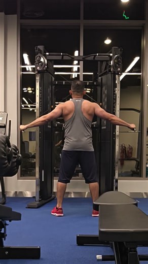 The cable crossover that builds a sculpted, powerful V-taper