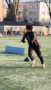 La formation technique et la compréhension des détails sont fondamentales. Arsène Wenger évoque souvent la rotation des hanches et la manière dont lui-même, avec la FIFA, analyse la première touche des joueurs en mouvement. Ce ne sont pas des détails anodins. Ce sont des indicateurs clés de la performance réelle. Dans la méthode Play & Moov, ce travail du détail est central : la posture du corps, l’orientation des appuis, la rotation des hanches avant la réception, la première touche jouée pour 