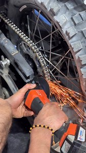 🔧 ⬇️ Chain maintenance & replacement In rally-raid, chain reliability is critical. On events like the Africa Eco Race, we usually replace the chain halfway through the rally, or sooner if we notice tight spots, excessive play, or worn rollers ⚠️. For extra safety, in our team we change the chain every 3,000 km, regardless of wear. Daily maintenance is also essential: Clean the chain every day to remove dust, sand, and mud. Lubricate regularly, but avoid heavy chain grease in sandy conditions 💡