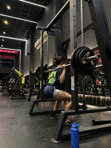 Quads day 😋 🏷️Laramv @Growth Supplements #gymmotivation #gymtok #fyp #foryoupage #academia