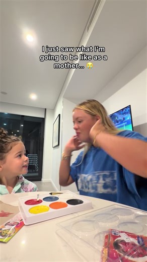 Bridey Drake (@brideydrake)’s video of the happy face painting