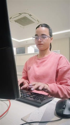 #hardworkworks #officemove #officevibes #consistency #corporatelife #desksetup