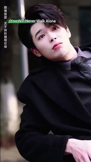 هو يريد الحفاظ على هيبته… والكرسي لديه خطط رومانسية أخرى. #verticaldrama #shortdrama #ChineseDrama
