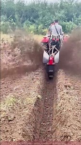 Tractor Tilling: Efficiency and Power in Action!
