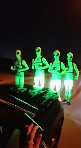 Aliens Encounter Police Officer!