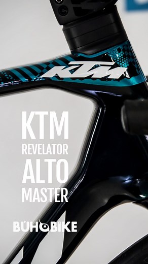 SENCILLAMENTE ESPECTACULAR - KTM REVELATOR ALTO MÁSTER en talla 55 A simple vista tiende a pasar desapercibida, pero cuando te acercas es cuando ves lo bonita que es, sobre todo con esa trama en turquesa que tiene sobre el tubo horizontal. Pero es que además de eso el montaje no se queda atrás. Te lo contamos en el vídeo. Para hacerte con ella puedes hacerlo a través de nuestra web en el siguiente enlace: 👉 https://www.buhobike.com/segunda-mano-carretera/23495-ktm-revelator-alto-master-t-55-sem