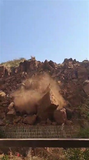Landsliding In pakistan #landslide #naturaldisaster #naturaldisasterscaughtoncamera #landsliding