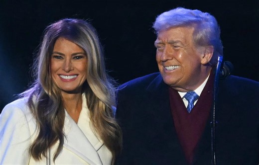Melania Trump, tired of construction, gets in the Christmas spirit