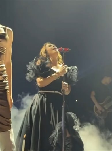 Pero no la beses como a mí - Versión Mujer