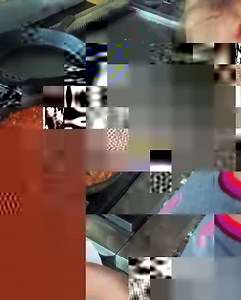 Get your kids cooking! 𝐕𝐢𝐝𝐚’𝐬 𝐁𝐨𝐥𝐨𝐠𝐧𝐞𝐬𝐢 𝐒𝐚𝐮𝐜𝐞 (AKA: licking fingers meat sauce!😂)⁣ *Use whatever you have at home this is what she used: ⁣ ⁣ -2 handfuls of finely chopped Kale without the stem ⁣ ⁣ -2 handfuls of finely chopped carrots ⁣ ⁣ -2 garlic cloves finely chopped ⁣ ⁣ -1 handful of chopped onions (we used red onions) ⁣ ⁣ -1 jar of tomato sauce (any kind you have, BUT NOT PIZZA SAUCE) ⁣ ⁣ Steps: ⁣ We sautéed the garlic with some olive oil and salt, then added the onions 