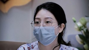 为了不想去上学，女孩竟然把自己右脚……