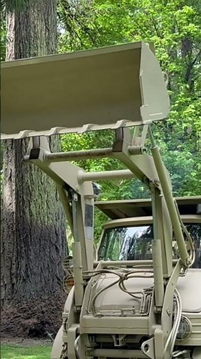 1989 Freightliner Unimog FLU419 US MILITARY excavator.