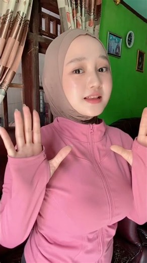hijab cantik muka bulat dan tobrut pink lagi🤤