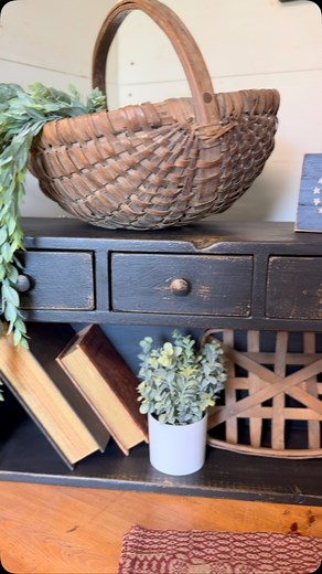 Happy Monday, friends! ☀️💛 Here’s your gentle reminder to soak it all in— the morning light, the warm breeze, the sound of birds, and those little pockets of calm that summer so sweetly brings. Whether you’re sipping your coffee on the porch or just opening the windows for some fresh air… let this be the season you slow down and truly enjoy home. 🌿 How are you soaking in summer right now? #RedFoxPrimitives #MondayMorningVibes #SoakInTheSeason #CozyHomeVibes #RusticDecor #FarmhouseStyle #Simple