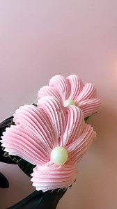 We love a cupcake hack. Make these adorable clam-shaped cupcakes with just two pieces of foil or marbles 療 We currently have some great sales and discounts so be sure to stock up on all your favorites at BakeDeco.com?utm_source=facebook&utm_medium=social&utm_campaign=facebook_clam #cupcake #cupcakelover #bakinghacks #bakingfromscratch #bakingsupplies #cakesupplies #cakedecorating #bakedeco | BakeDeco Kerekes | Facebook