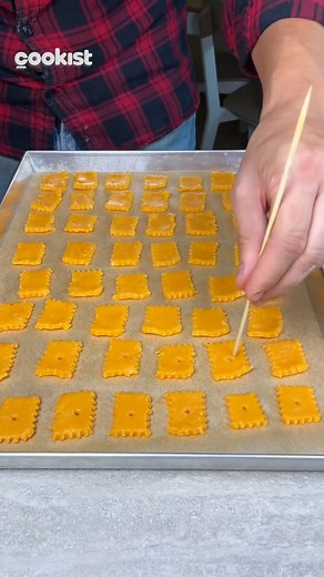 Super crispy and flavorful ❤️ These cheese crackers are quick to make, and sure to become your favorite snack 😋 Check out the recipe: 👉INGREDIENTS 100g of all-purpose flour 40g of cold butter 2g of salt 100g of Edam cheese 10g of tomato paste 1 tablespoon of cold water 👉METHOD 1. Combine all ingredients in a blender and blend. 2. Chill the mixture for 30 minutes. 3. Roll it out and cut into small squares. 4. Place them on a baking tray lined with parchment paper. 5. Bake at 180°C (350°F) for