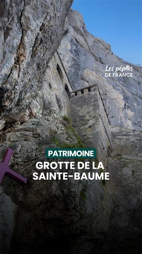 📍 La grotte de Marie-Madeleine à la Sainte-Baume Un sanctuaire incroyable suspendu à flanc de falaise, où légendes et silence se mêlent à 950 mètres d’altitude ✨ Randonnée, histoire et spiritualité : une vraie pépite de France 🇫🇷 👉🏼 Découvre cette grotte unique et bien d’autres sur notre application ! #lespepitesdefrance #saintebaume #mariemadeleine #patrimoine #france | Les Pépites de France